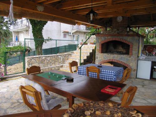 Apartments with hot tub Supetarska Draga - Gonar, Rab - 4999