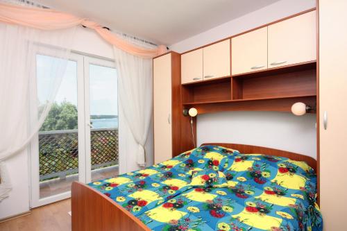 Apartments with hot tub Supetarska Draga - Gonar, Rab - 4999