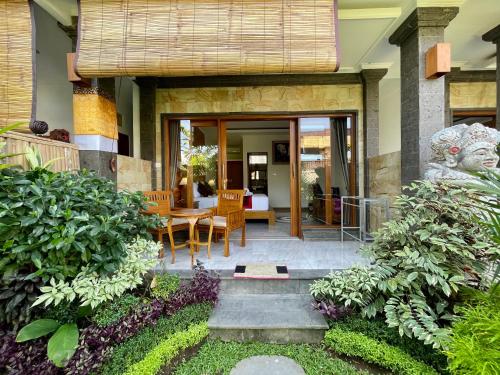 a home with a patio with a table and chairs at Sari Murni in Ubud