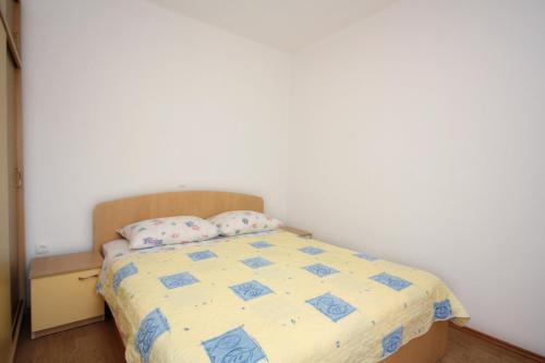 Apartments with a parking space Barbat, Rab - 5002