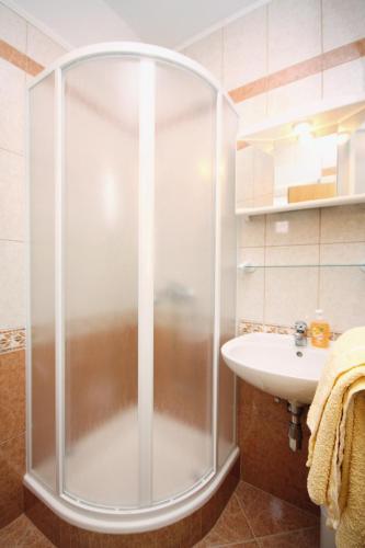 Apartments with a parking space Barbat, Rab - 5002