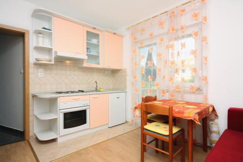 Apartments with a parking space Barbat, Rab - 5002