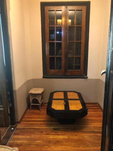 een kamer met een bed op een houten vloer en een raam bij Ejido apartamento centro montevideo 5 personas in Montevideo