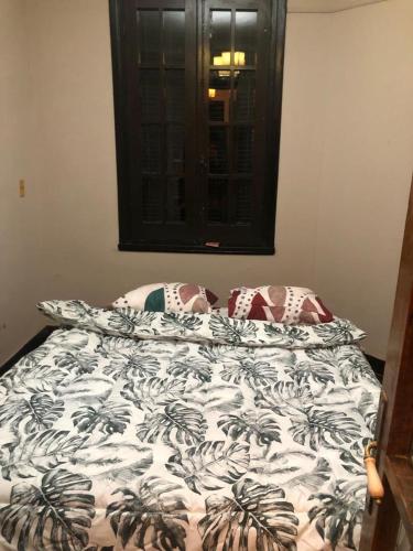 - un lit avec une couette et des oreillers dans l'établissement Ejido apartamento centro montevideo 5 personas, à Montevideo