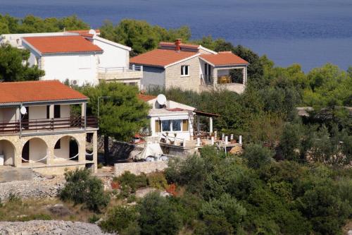 Apartments with parking space Rogac, Solta - 5165