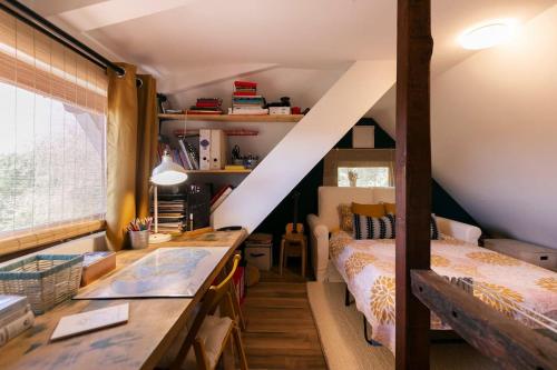 um quarto com uma cama e uma secretária num quarto em Cottage Veronika em Velika Gorica