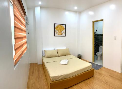 Habitación pequeña con cama y baño. en VRT Brilliant Hotel, en Cajidiocan