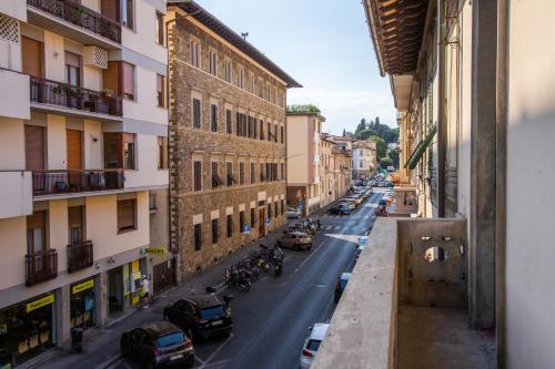 Blick auf eine Stadtstraße von einem Gebäude in der Unterkunft Florence Urban Nest ~ Guesthouse in Florenz
