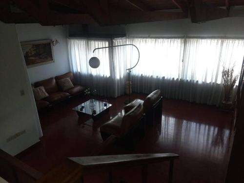 sala de estar con sofá y mesa en Casa 70 en La Plata