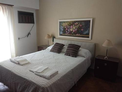 1 dormitorio con 1 cama con 2 almohadas en Casa 70 en La Plata