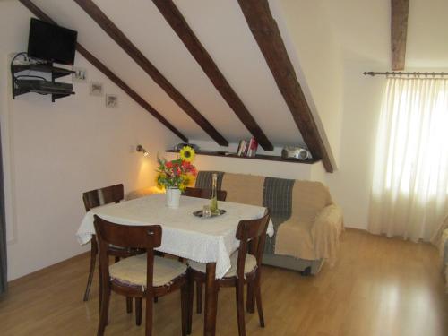 - une salle à manger avec une table, des chaises et un canapé dans l'établissement Apartments by the sea Komiza, Vis - 8533, à Komiža