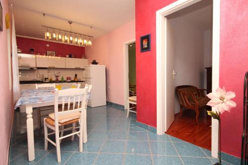 cocina y comedor con mesa y sillas en Apartments with a parking space Rukavac, Vis - 8851, en Rukavac