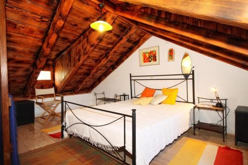 ein Schlafzimmer mit einem großen Bett im Dachgeschoss in der Unterkunft Family friendly house with a swimming pool Talez, Vis - 8850 in Vis