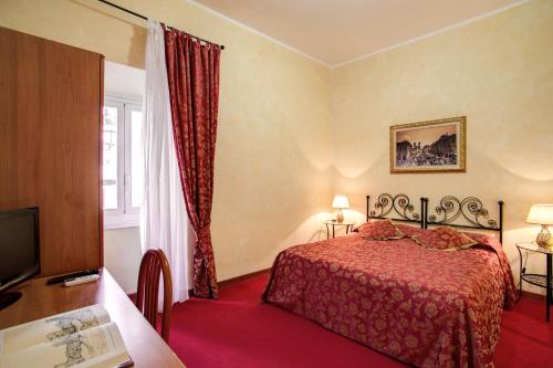 ローマにあるMonti Guest House - Affittacamereのベッドと窓が備わるホテルルーム