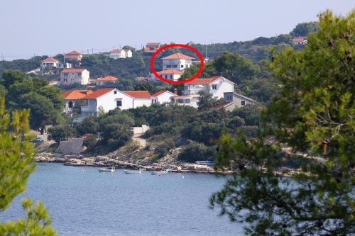 Fotografia z galérie ubytovania Apartments by the sea Necujam, Solta - 8647 v destinácii Grohote