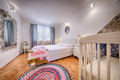 ein Schlafzimmer mit einem weißen Bett und einer Treppe in der Unterkunft Apartments by the sea Komiza, Vis - 8860 in Komiža