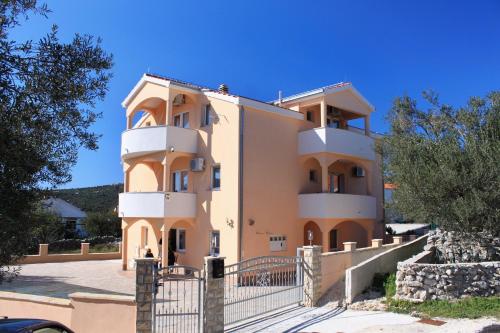 Apartments with parking space Vinisce, Trogir - 8660