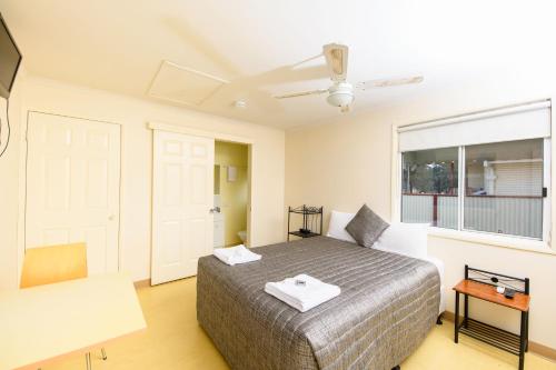 a bedroom with a bed and a window at Y Motels Kingaroy in Kingaroy