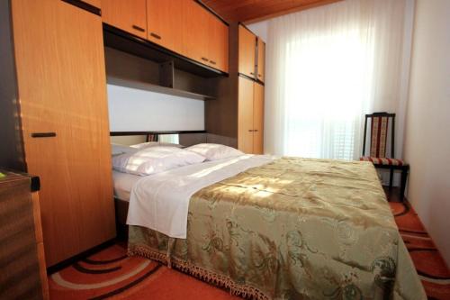 sypialnia z łóżkiem i dużym oknem w obiekcie Apartments with WiFi Trsteno, Dubrovnik - 8738 w mieście Trsteno