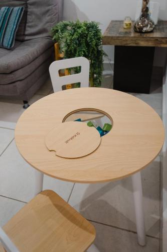 a round wooden table in a living room at Amplio, hermoso, cómodo depa en Mazatlán in Mazatlán