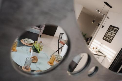 a view of a dining room table through a mirror at Amplio, hermoso, cómodo depa en Mazatlán in Mazatlán