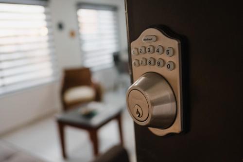 a close up of a door with a door knob at Amplio, hermoso, cómodo depa en Mazatlán in Mazatlán