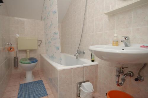 a bathroom with a sink and a toilet and a bath tub at Apartments with a parking space Trsteno, Dubrovnik - 8594 in Trsteno