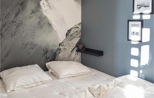 Sjusjen Fjellstue Leil Nr 201 في Sjusjøen: سرير مع وسادتين بيضاء في غرفة النوم