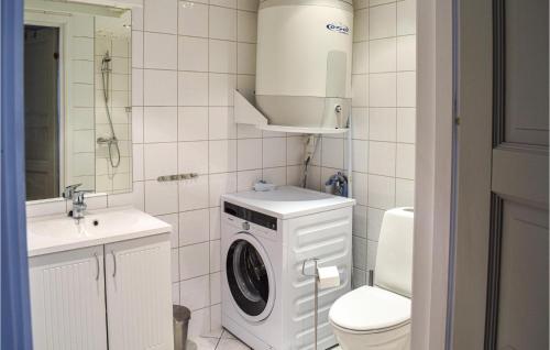 Sjusjen Fjellstue Leil Nr 201 في Sjusjøen: حمام مع غسالة ومرحاض