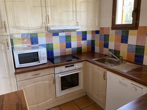 une cuisine avec un micro-ondes et un évier dans l'établissement Appartement duplex 4 chambres, 250m des pistes, parking, 10 couchages - Les Angles - FR-1-295-185, aux Angles