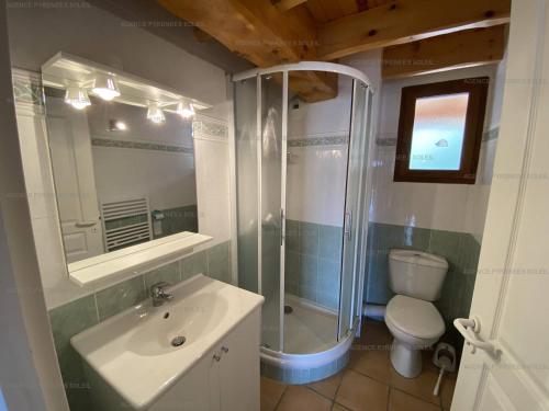 une salle de bain avec une douche, un lavabo et des toilettes dans l'établissement Appartement duplex 4 chambres, 250m des pistes, parking, 10 couchages - Les Angles - FR-1-295-185, aux Angles