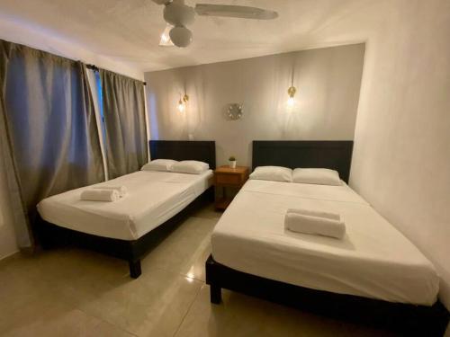 Postel nebo postele na pokoji v ubytování Cozy 3B2Br Centric Location Pool Wifi Van Rental