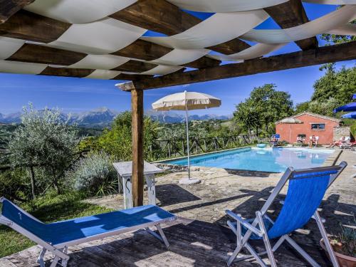 Monte San MartinoにあるBelvilla by OYO Santa Caterinaのパティオ(椅子、パラソル付)、スイミングプールを提供しています。