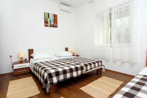 Apartments with parking space Trogir - 10337