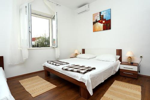 Apartments with parking space Trogir - 10337