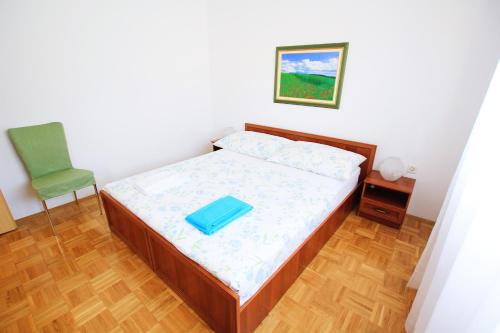 Apartments with a parking space Seget Donji, Trogir - 11171