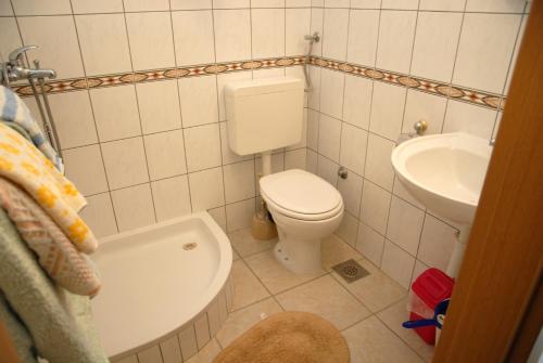 Bilik mandi di Apartments and rooms with WiFi Komiza, Vis - 11315