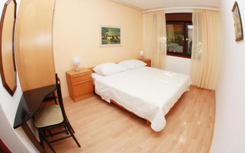 Apartments with parking space Trogir - 11316