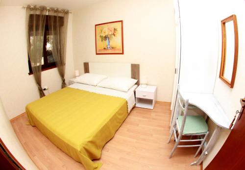 Apartments with parking space Trogir - 11316