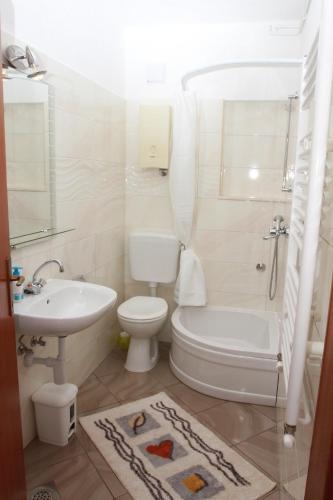 Apartments with parking space Trogir - 11316