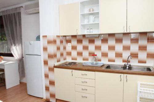 Apartments with parking space Trogir - 11316