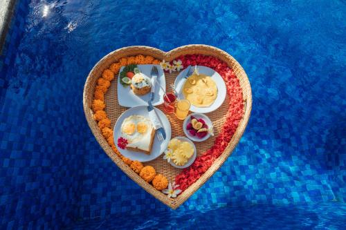 un plateau de nourriture en forme de cœur en forme de cœur dans l'établissement Bakung Cozy Cottage, à Nusa Penida