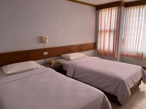 Ένα ή περισσότερα κρεβάτια σε δωμάτιο στο Naraigrand Hotel (โรงแรมนารายณ์แกรนด์)