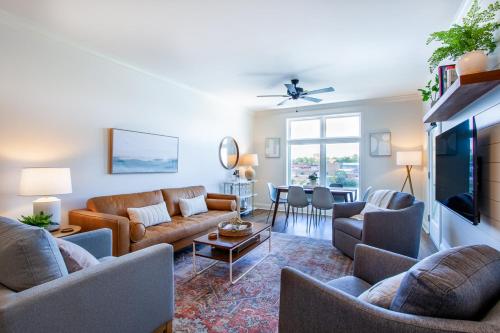 Riverfront Condo Downtown River Views Access – Photos 2