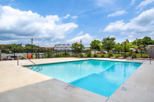 Riverfront Condo Downtown River Views Access – Photos 3