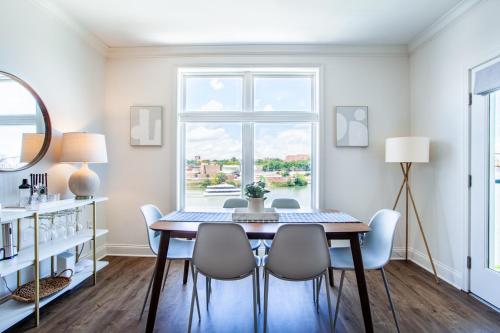 Riverfront Condo Downtown River Views Access – Photos 4