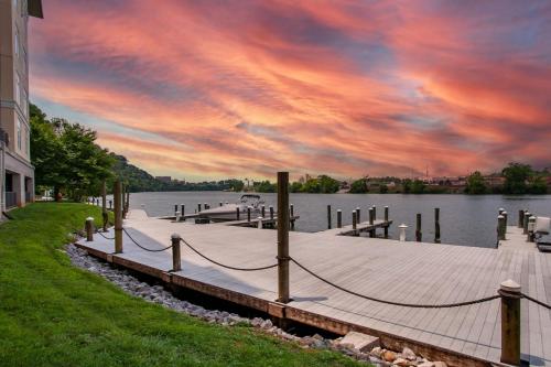 Riverfront Condo Downtown River Views Access – Photos 5