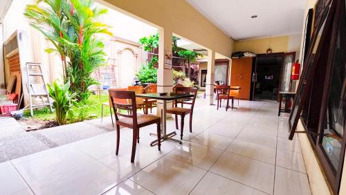 a dining room with a table and chairs at Homey Guesthouse near Sby Zoo Syariah in Surabaya