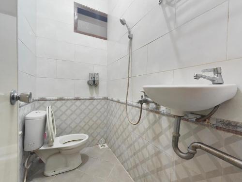 a bathroom with a sink and a toilet at Homey Guesthouse near Sby Zoo Syariah in Surabaya