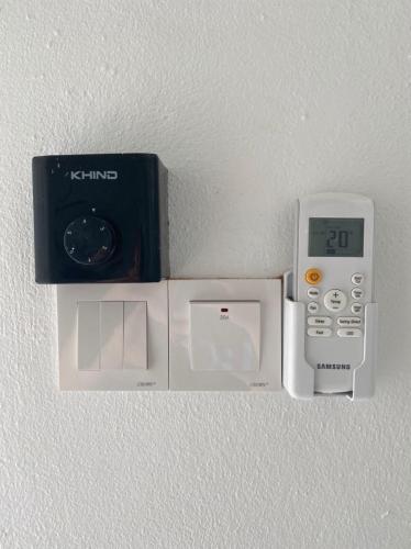 コタバルにあるdsinggahPCB Guest Houseの電子レンジ(タイマー付)、壁掛け時計